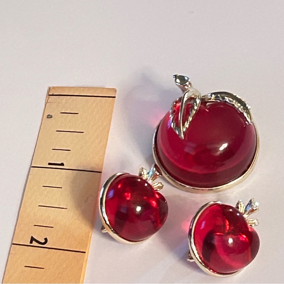 Vintage Sarah Coventry Lucite Red Apple Brooch and Clip Earring Set - Picture 2 of 11